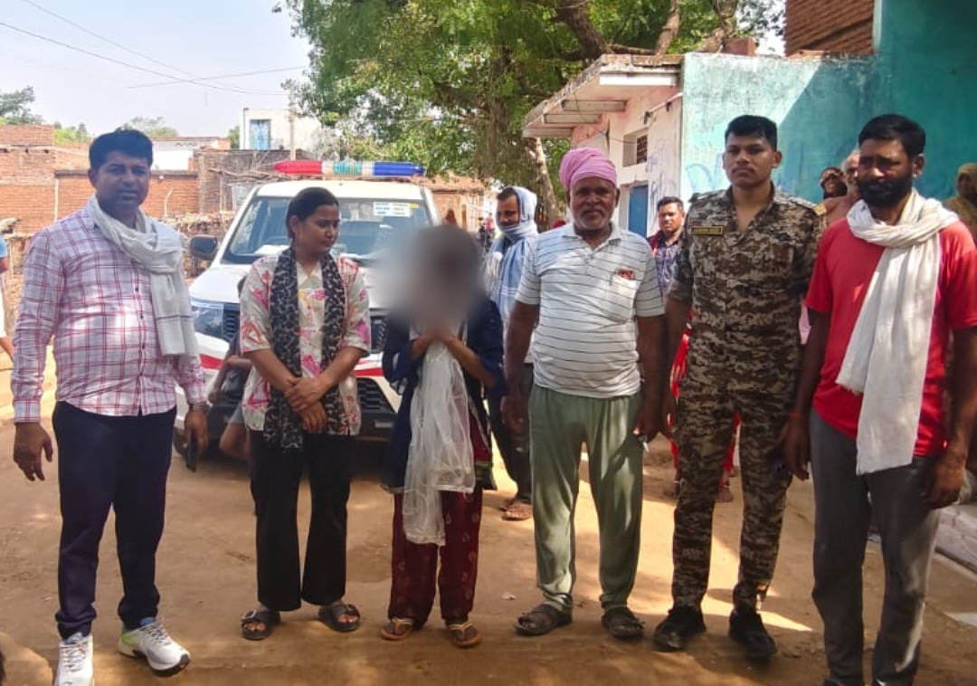टीकमगढ़ थाना कुड़ीला क्षेत्र में घर से निकल कर रास्ता भटकती मानसिक रूप से अस्वस्थ्य 15 वर्षीय किशोरी, डायल-112 जवानों ने एफ़ आर व्ही वाहन से  परिजनके किया सुपुर्द। 