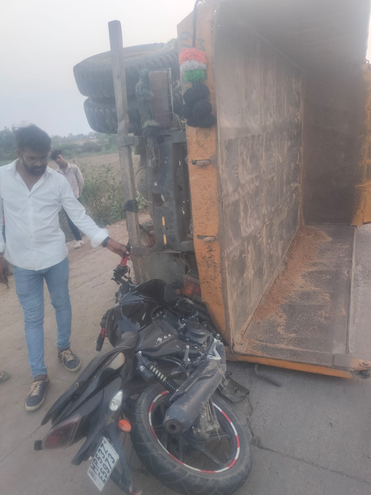 सीधी के थाना जमोड़ी क्षेत्र मोटर साईकिल अनियंत्रित होकर ट्रक में मारी टक्कर, गम्भीर रूप से घायल 01 व्यक्ति को डायल-112 जवानों ने पहुँचाया अस्पताल।