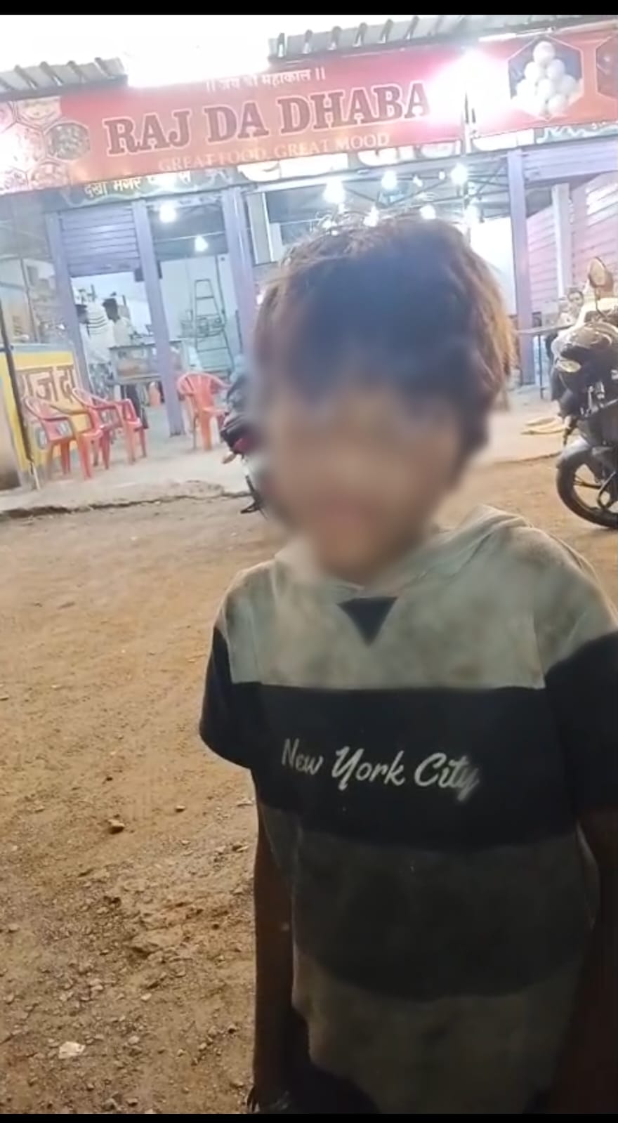 छिंदवाड़ा के थाना परासिया क्षेत्र में मध्यरात्रि में टोल टैक्स पर मिला रास्ता भटका 08 वर्षीय बालक, डायल-112 जवानों ने परिजन से मिलाया।