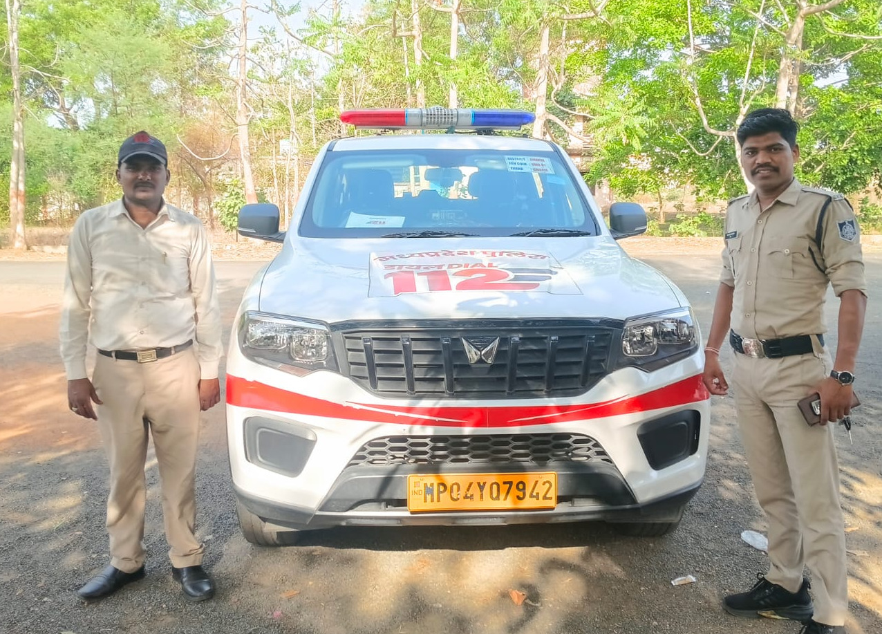 उमरिया थाना कोतवाली क्षेत्र में घर से निकल कर रास्ता भटकती मानसिक रूप से अस्वस्थ्य 30 वर्षीय महिला , डायल-112 जवानों ने एफ़ आर व्ही वाहन से  परिजन के किया सुपुर्द। 