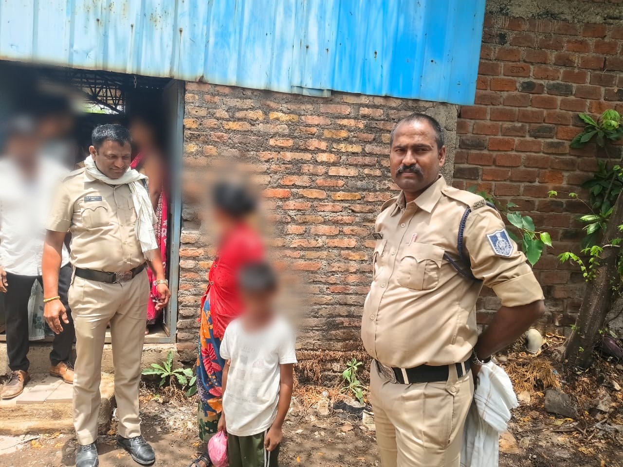 इंदौर के थाना हातोद क्षेत्र में घर की राह भटका 05 वर्षीय बालक, डायल-112 जवानों ने परिजन से मिलाया।
