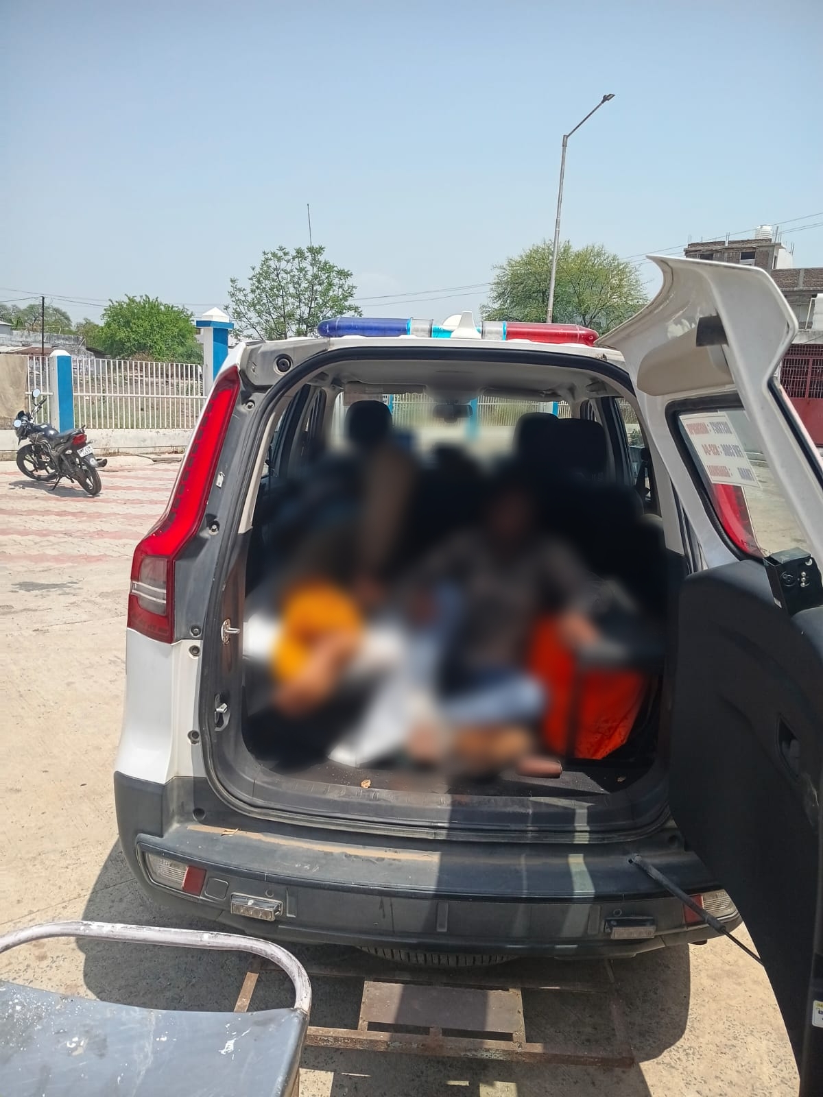 नरसिंहपुर के थाना करेली क्षेत्र में मोटर साईकिल से गिरकर घायल हुए 03 व्यक्तियों को, डायल-112 जवानों ने पहुँचाया अस्पताल।