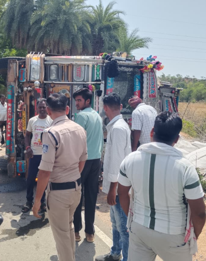 निवाड़ी के थाना कोतवाली क्षेत्र में ट्रक अनियंत्रित होकर पलटा, डायल-112 जवानों ने ट्रक में फंसे चालक को सुरक्षित निकाल कर अस्पताल पहुँचाया।  