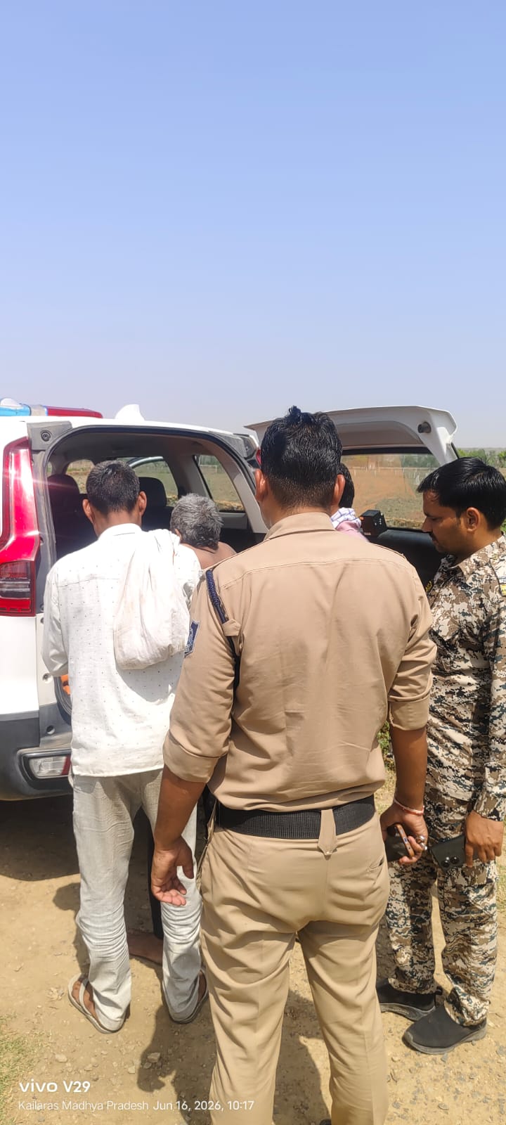 मुरैना के थाना कैलारस क्षेत्र में कुएँ में गिर कर घायल हुए 45 वर्षीय व्यक्ति को, डायल-112 जवानों ने एफआरव्ही वाहन से पहुँचाया अस्पताल। 