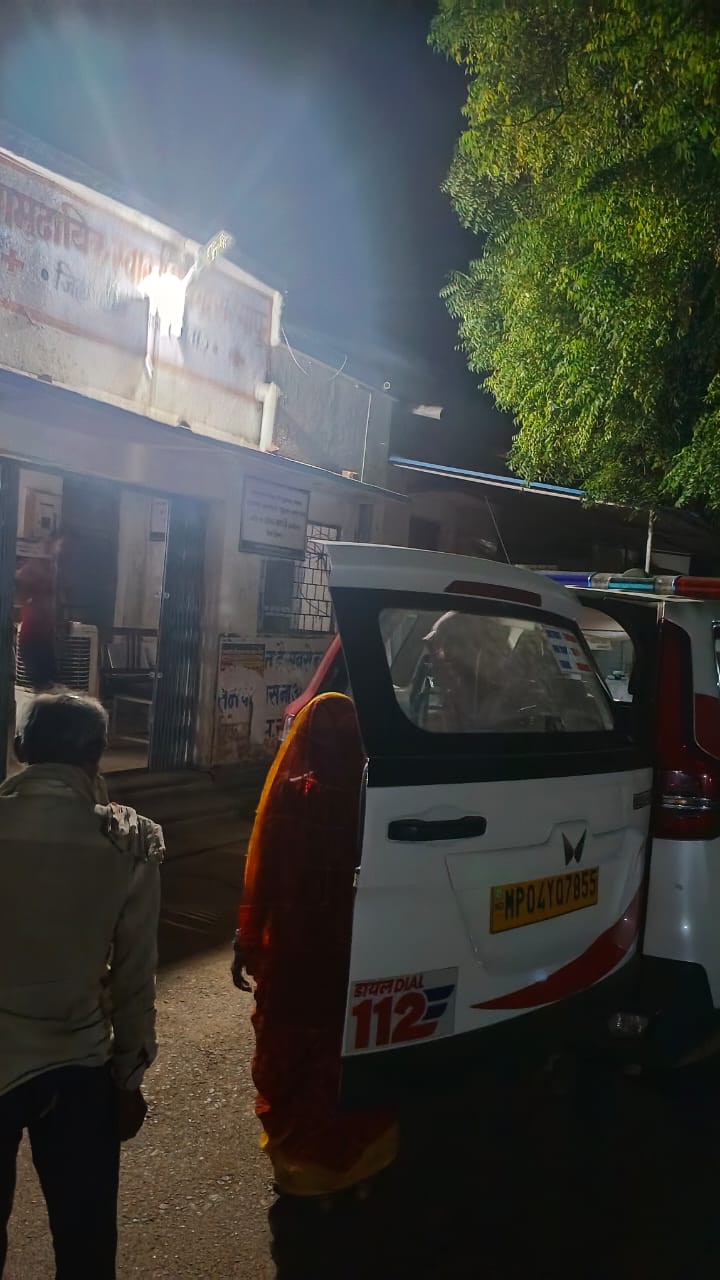 टीकमगढ़ के थाना खरगापुर क्षेत्र में रात्रि के समय छत से गिरकर घायल हुए व्यक्ति को, डायल-112 जवानों ने एफ़ आर व्ही वाहन से पहुँचाया अस्पताल।