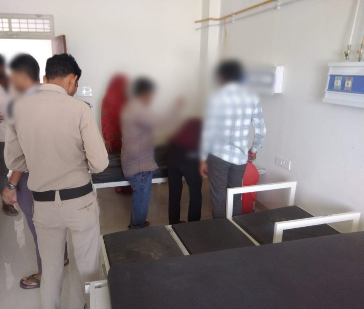मुरैना के थाना पोरसा क्षेत्र में अज्ञातकारणों से अवसादग्रस्त एक 48  वर्षीय व्यक्ति ने किया जहरीले पदार्थ का सेवन, डायल-112 जवानों ने एफ़ आर व्ही वाहन से पहुँचाया अस्पताल।