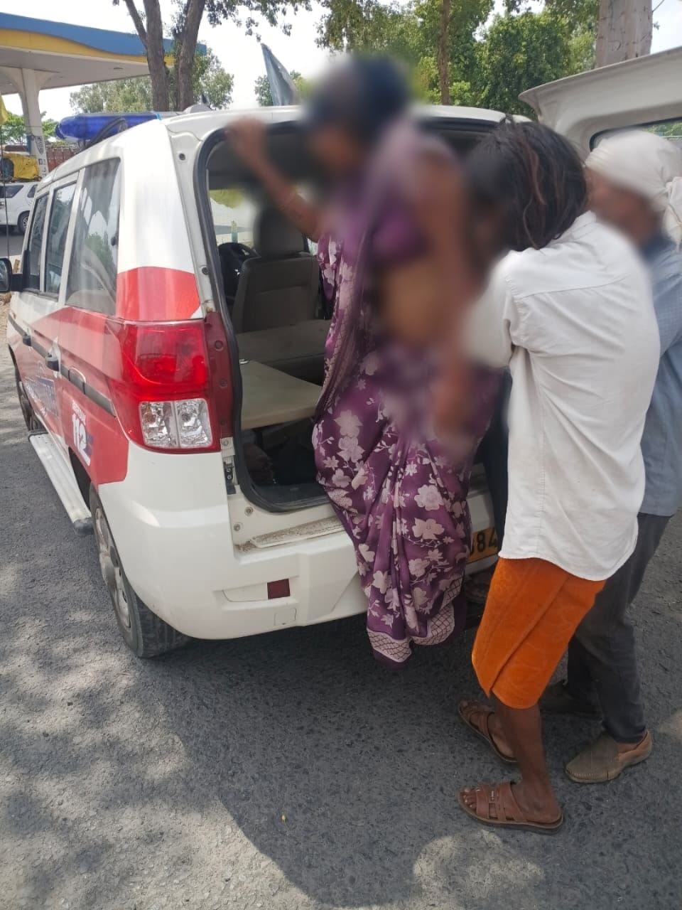 गुना के थाना विजयपुर क्षेत्र में ब्रेकर पर मोटर साईकिल से गिरकर घायल हुई महिला को, डायल-112 जवानों ने पहुँचाया अस्पताल। 