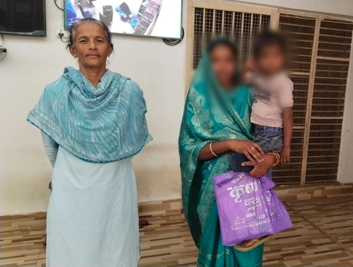 शहड़ोल के थाना ब्यौहारी क्षेत्र में घर की राह भटका 07 वर्षीय बालक, डायल- 112 जवानों ने परिजन से मिलाया।