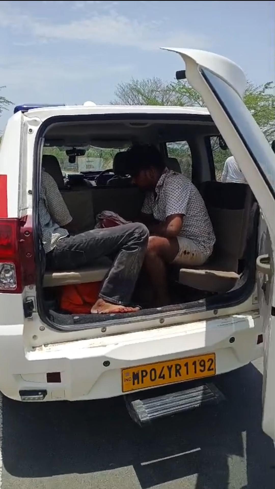 भिंड के थाना भरौली क्षेत्र में कार अनियंत्रित होकर दुर्घटनाग्रस्त हो जाने से 04 घायल व्यक्तियों को,  डायल-112 जवानों ने पहुँचाया अस्पताल।