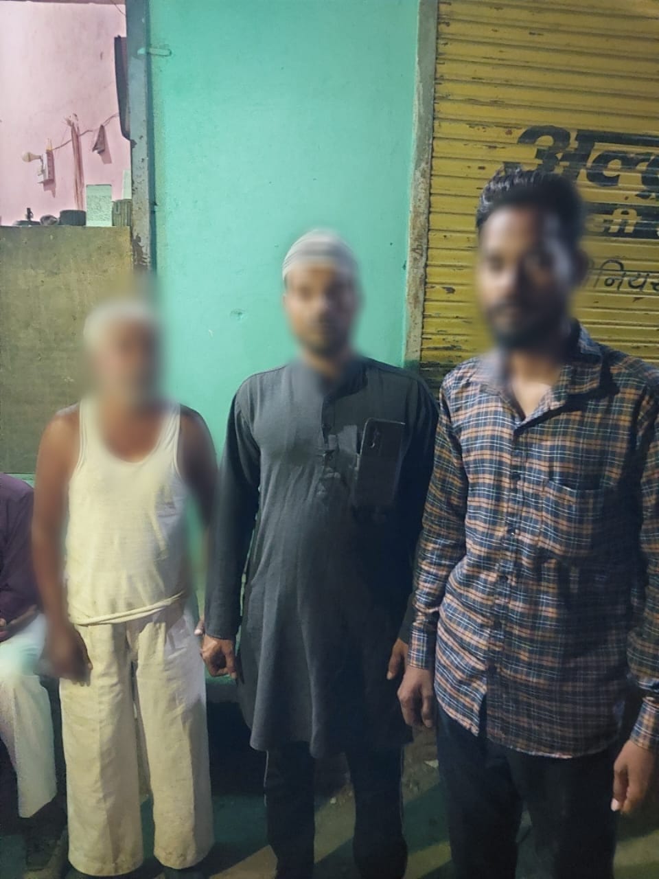 नरसिंहपुर के थाना करेली क्षेत्र में रास्ता भटके बोल-सुन पाने में असमर्थ बुजुर्ग, डायल-112 जवानों ने सोशल मीडिया की मदद से सुरक्षित परिजनों से मिलाया।