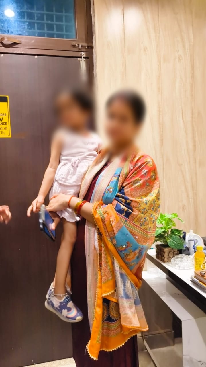 ग्वालियर के थाना गोले का मंदिर क्षेत्र में घर से निकल कर रास्ता भटकी 03 वर्षीय मासूम, डायल-112 जवानों ने परिजन से मिलाया।