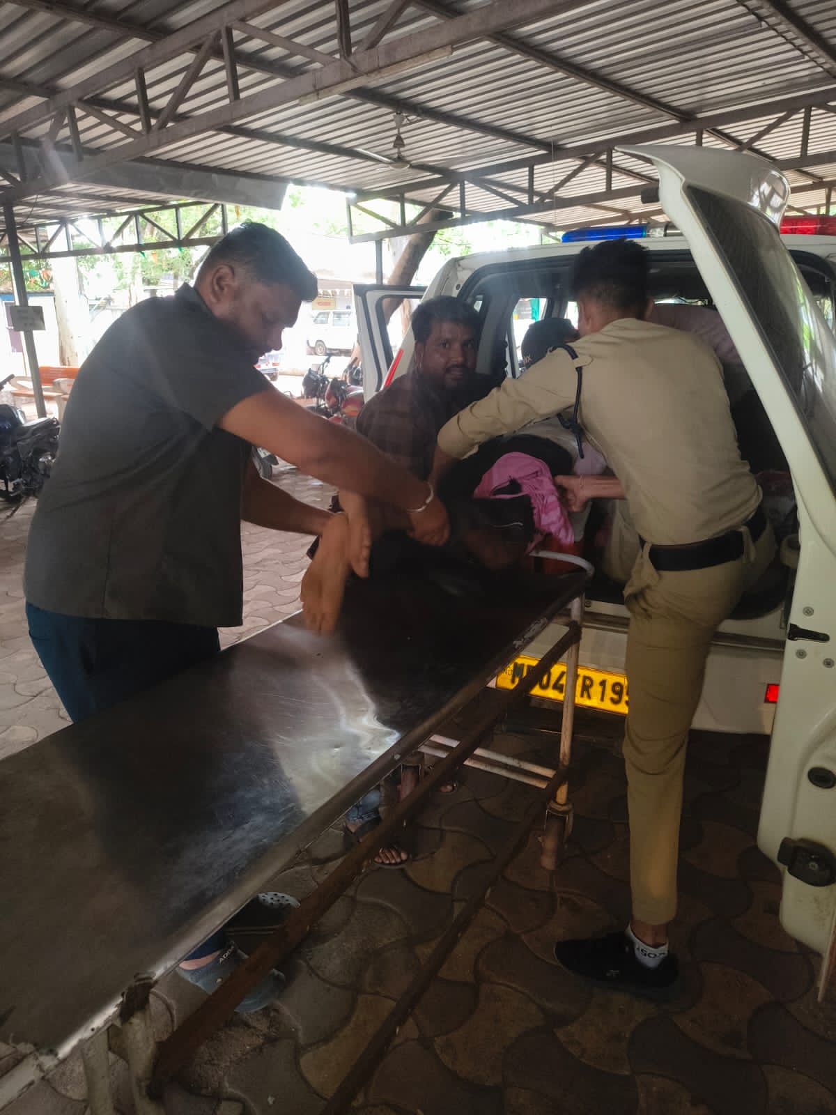 नरसिंहपुर थाना सांईखेड़ा क्षेत्र में मोटर साइकिल सवार को अज्ञात वाहन ने मारी टक्कर, गंभीर रूप से घायल व्यक्ति को डायल-112 जवानों ने एफ आर व्ही वाहन से पहुँचाया अस्पताल।