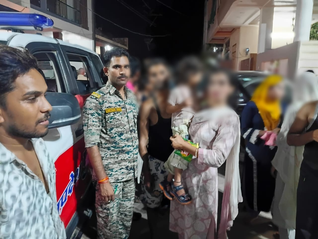मुरैना के थाना कोतवाली क्षेत्र में 03 वर्षीय बालिका खेलते खेलते घर का रास्ता भटकी, डायल-112 जवानों ने परिजन से मिलाया।
