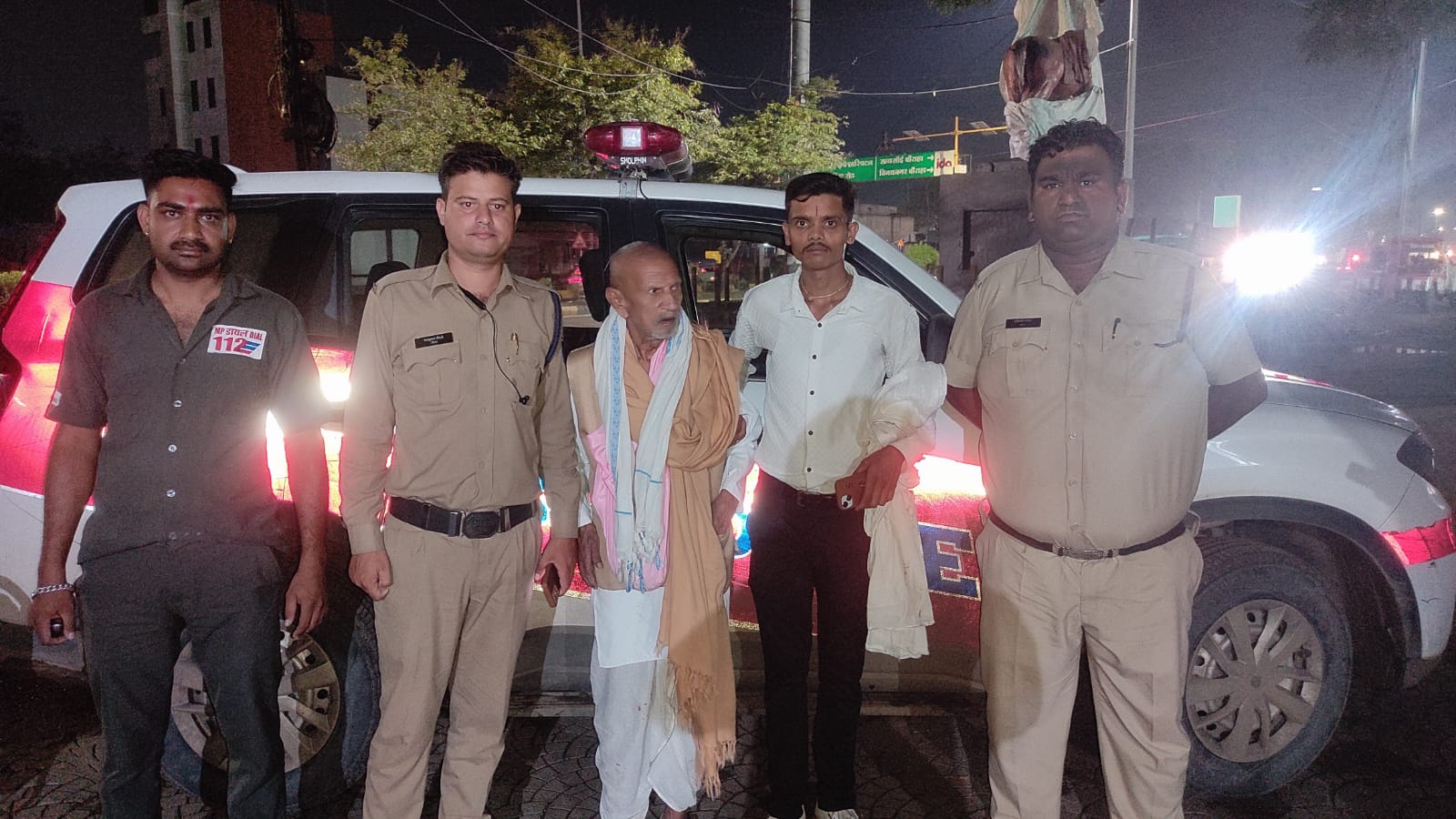 इंदौर के थाना लसुडिया क्षेत्र में टीकमगढ़ से इंदौर बेटे से मिलने आये 90 वर्षीय बुजुर्ग रास्ता भटके, डायल-112 जवानों ने एफआरव्ही वाहन से सुरक्षित परिजन से मिलाया ।