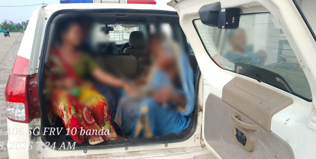 सागर के थाना बंडा क्षेत्र में जंगली जानवर भालू ने ग्रामीणों पर किया हमला, डायल-112 जवानों ने घायलों को पहुँचाया अस्पताल, वन विभाग को किया सूचित।
