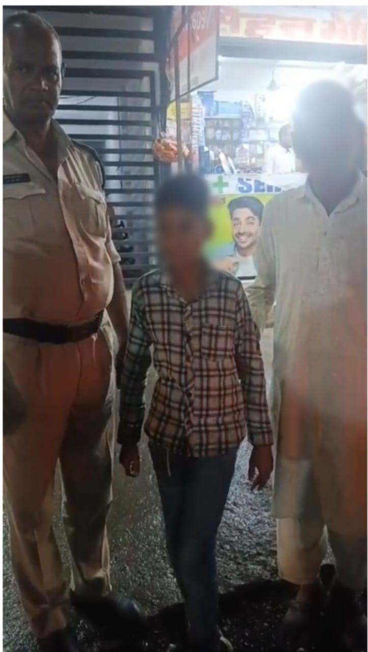 इन्दौर के थाना खजराना क्षेत्र में घर से निकलकर रास्ता भटका 10 वर्षीय बालक, डायल-112 जवानों ने दादा के सुपुर्द किया।