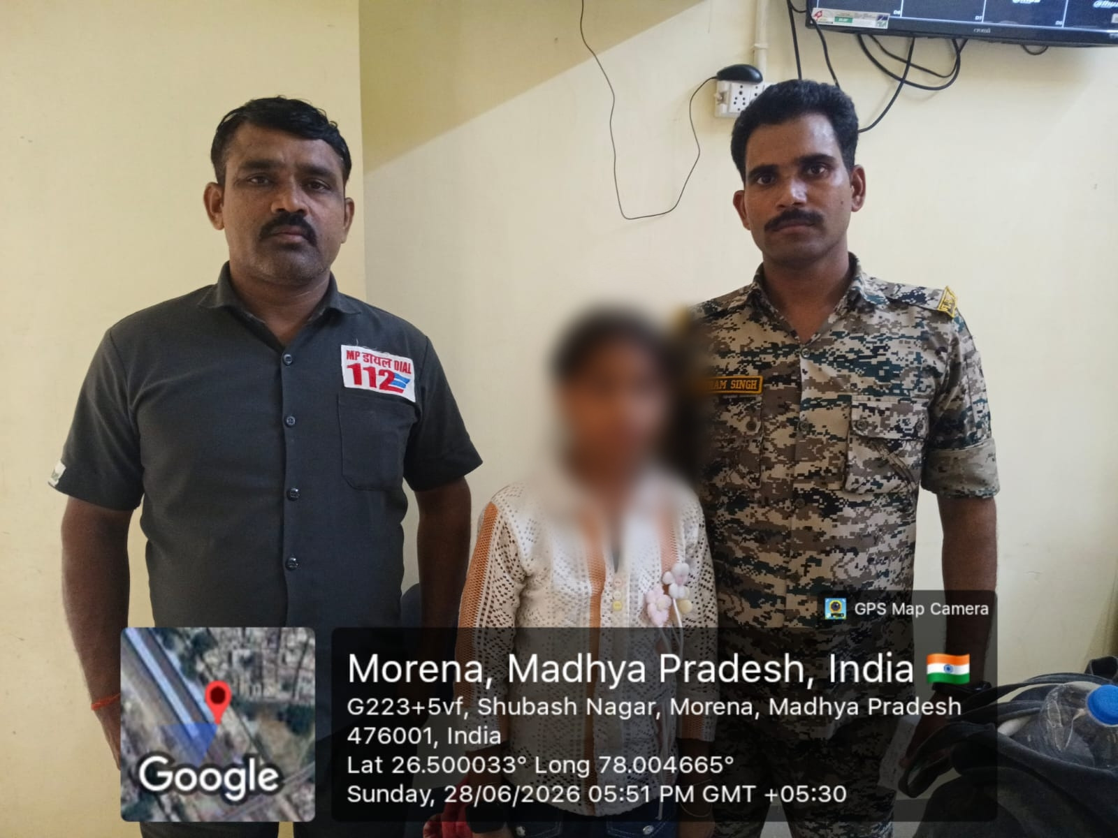 मुरैना के थाना स्टेशन रोड़ क्षेत्र में ग्वालियर स्टेशन पर ट्रेन में छूटी 10 वर्षीय मासूम को, डायल-112 जवानों ने मुरैना स्टेशन पर संरक्षण में लेकर परिजन से मिलाया।