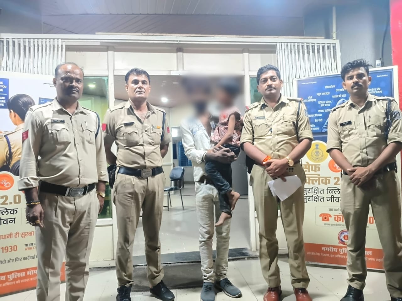 भोपाल के थाना अशोका गार्डन क्षेत्र में देर रात घर से निकल कर रास्ता भटका 05 वर्षीय बालक, डायल-112 जवानों ने परिजन से मिलाया।