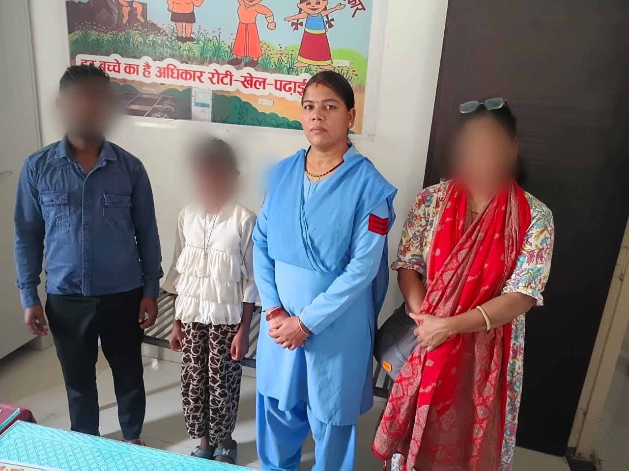 सिवनी जिले थाना नगझिर क्षेत्र में घर जाने की चाह में हॉस्टल से निकल कर रास्ता भटकी 10 वर्षीय बालिका, डायल-112 जवानों ने परिजन से मिलाया। 
