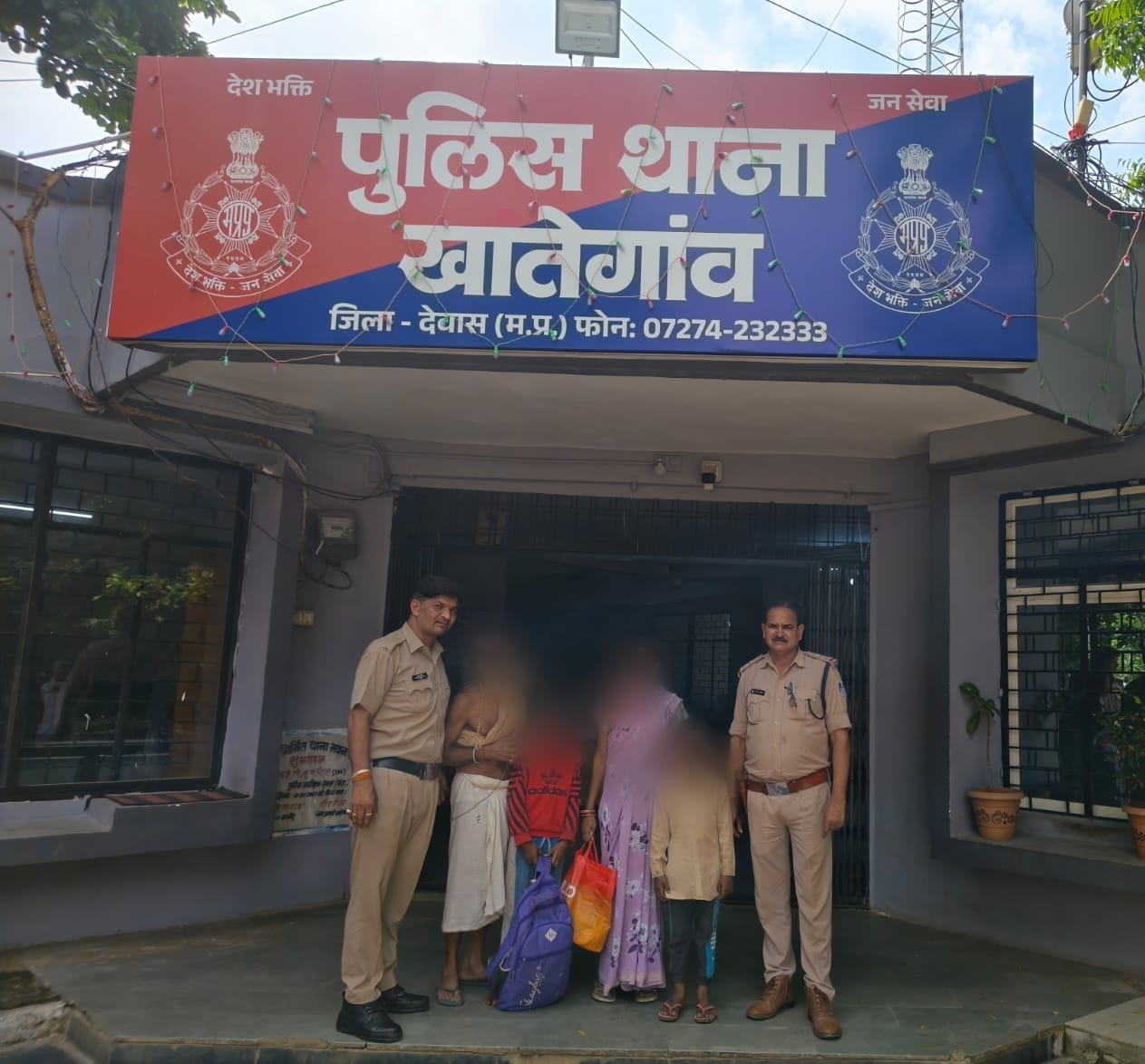 देवास के थाना खातेगांव क्षेत्र में माँ  के साथ पिपरिया सुहाग से खातेगांव आया 08 वर्षीय बालक साथ छूट जाने पर रास्ता भटका, डायल-112 जवानों ने माँ से मिलाया। 