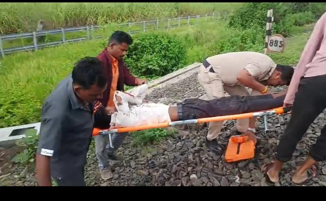 नरसिंहपुर जिले के थाना करेली क्षेत्र में ट्रेन से गिरकर गंभीर रूप से घायल हुए व्यक्ति को, डायल-112 जवानों ने एफ.आर.व्ही. वाहन से अस्पताल पहुँचाया।