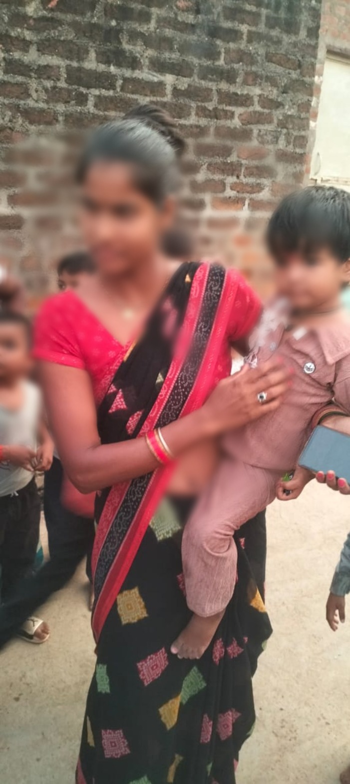 ग्वालियर जिले  के थाना डबरा सिटी क्षेत्र में माँ से बिछड़ी 03 वर्षीय मासूम, डायल-112 जवानों ने परिजन से मिलाया। 