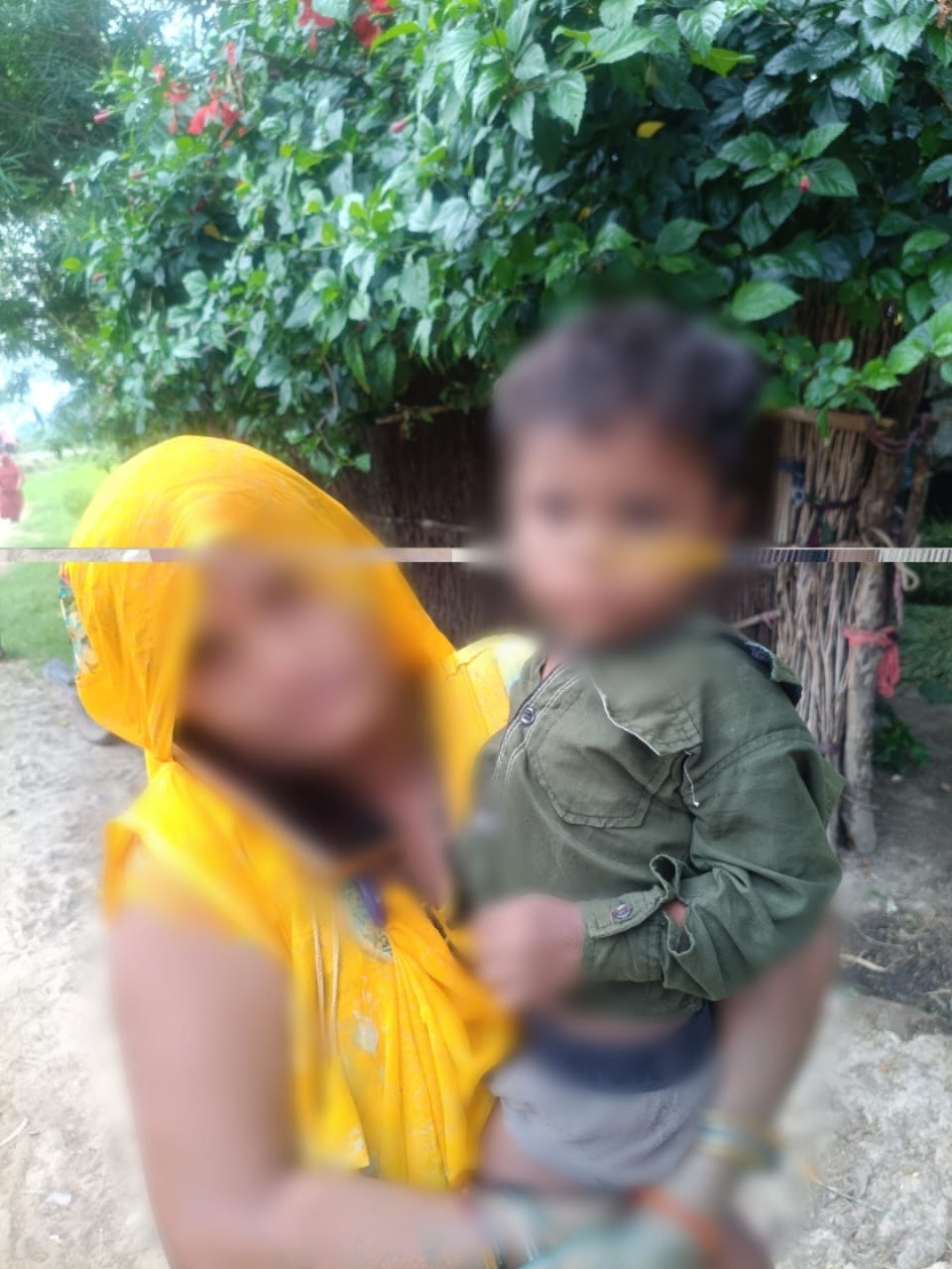 रीवा के थाना गुढ़ क्षेत्र में खेलते-खेलते घर से निकल कर रास्ता भटका 03 वर्षीय मासूम, डायल-112 जवानों ने तलाश कर परिजन से मिलाया।