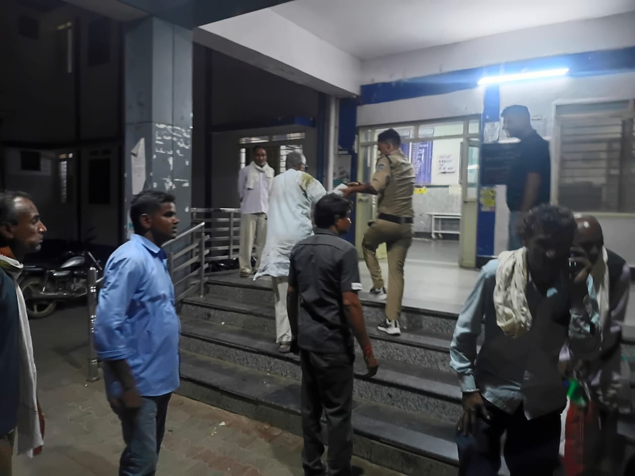 टीकमगढ़ के थाना बम्होरी कलां क्षेत्र में सवारी ऑटो पलट जाने से घायल हुए दो व्यक्तियों को, डायल-112 जवानों ने एफ़ आर व्ही वाहन से पहुँचाया अस्पताल।