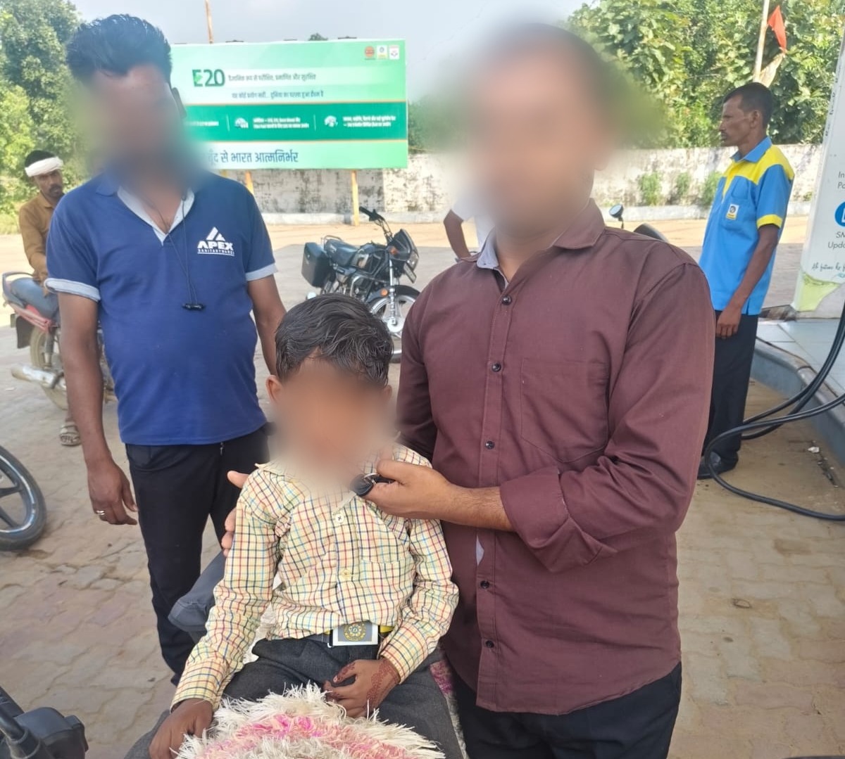 उमरिया थाना मानपुर क्षेत्र में स्कूल से निकल कर रास्ता भटका 04 वर्षीय बालक, डायल-112 जवानों ने परिजन से मिलाया। 