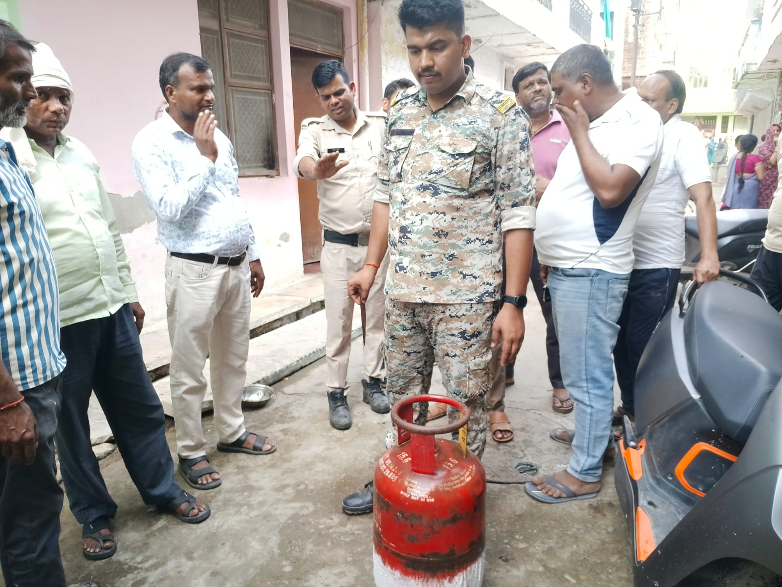 मुरैना जिले के थाना कोतवाली क्षेत्र में भोजन बनाते समय गैस सिलेंडर में लगी आग, दुर्घटना में घायल हुई महिला को डायल-112 जवानों ने एफ आर व्ही वाहन में पहुंचाया जिला अस्पताल।