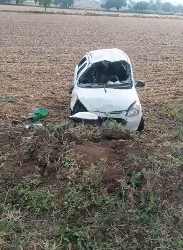 धार जिले के थाना नालछा क्षेत्र में कार अनियंत्रित होकर हुई दुर्घटनाग्रस्त, दुर्घटना में घायल 06 व्यक्तियों को डायल-112 जवानों ने सुरक्षित रेस्क्यू कर एफआरव्ही वाहन एवं चिकित्सा वाहन की सहायता पहुँचाया अस्पताल।