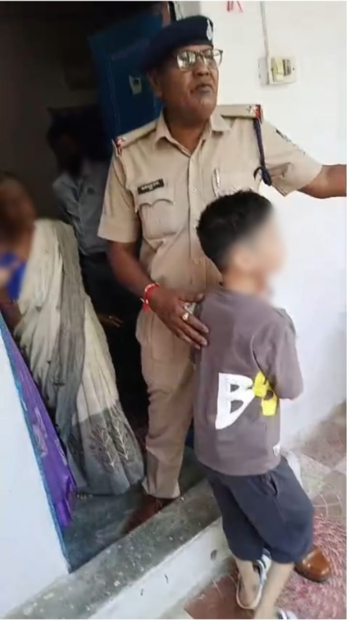 बैतूल के थाना कोतवाली क्षेत्र में खेलते-खेलते घर की राह भटका 07 वर्षीय बालक, डायल-112 जवानों ने परिजन से मिलाया। 