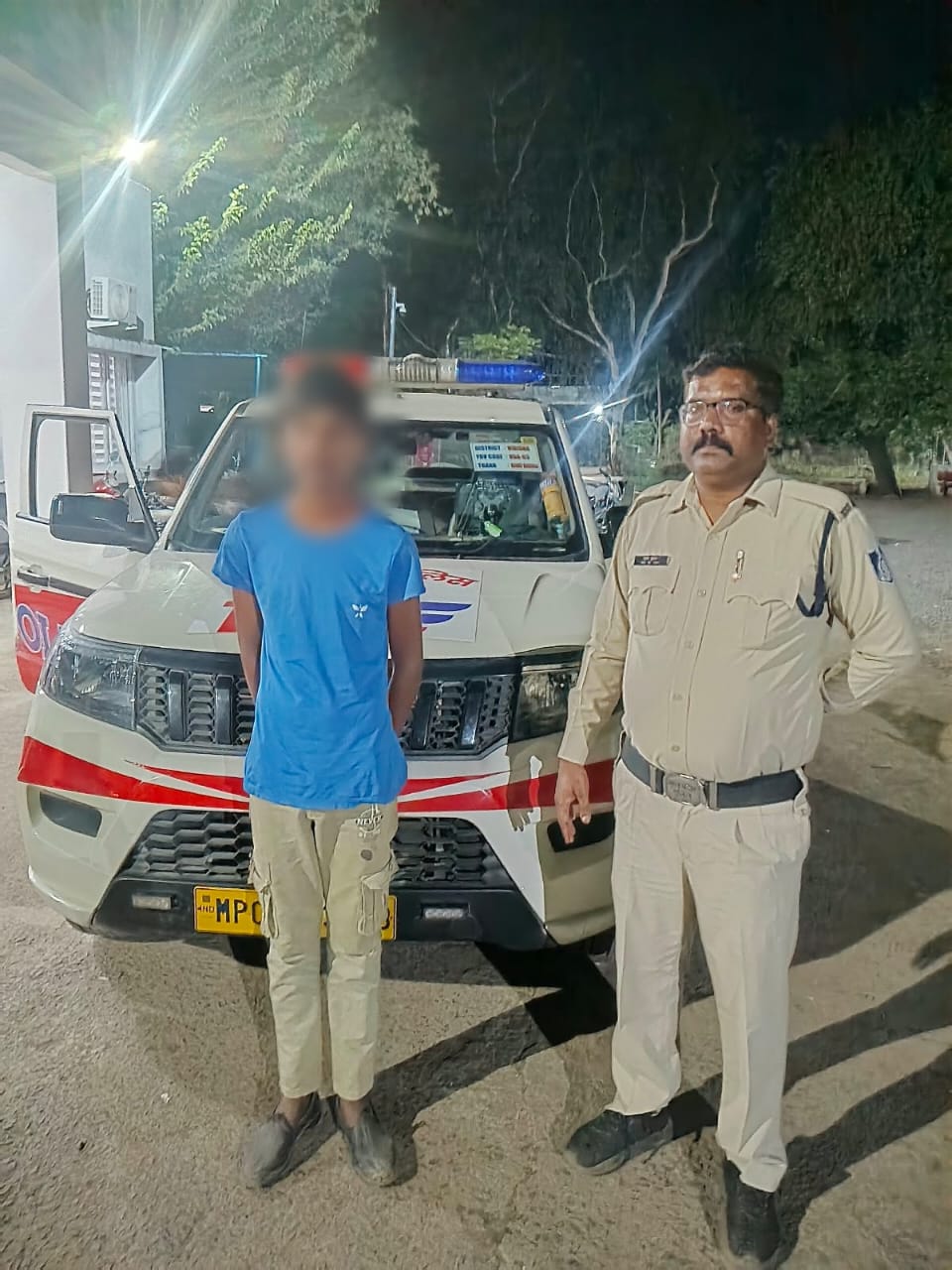 विदिशा के थाना देहात गंज बासौदा क्षेत्र में मध्यरात्रि में माता-पिता की डांट से नाराज होकर घर से निकला 10 वर्षीय बालक,  डायल-112 जवानों ने समझाईश देकर परिजन से मिलाया। 