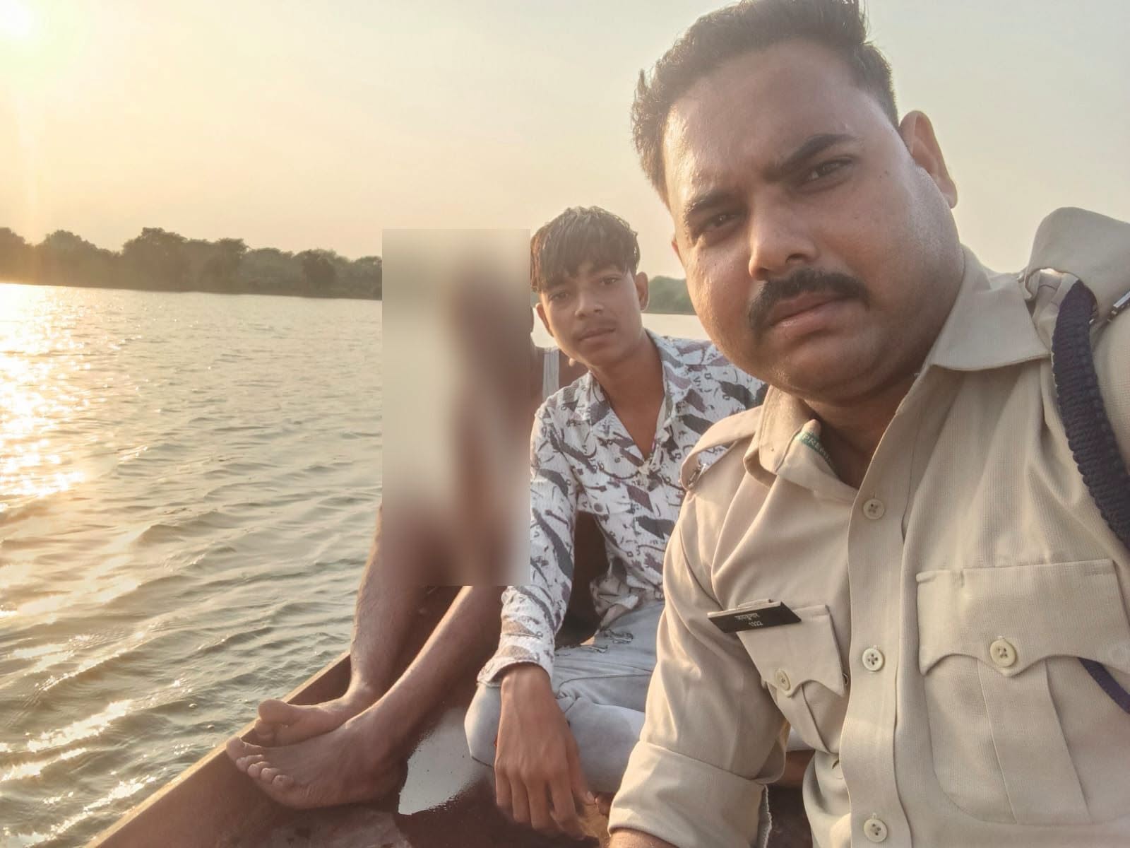छतरपुर के थाना महाराजपुर क्षेत्र में शिव सागर तालाब के बीच में फँसे व्यक्ति को, डायल-112 जवानों ने सुरक्षित बाहर निकालकर परिजनों के सुपुर्द किया। 