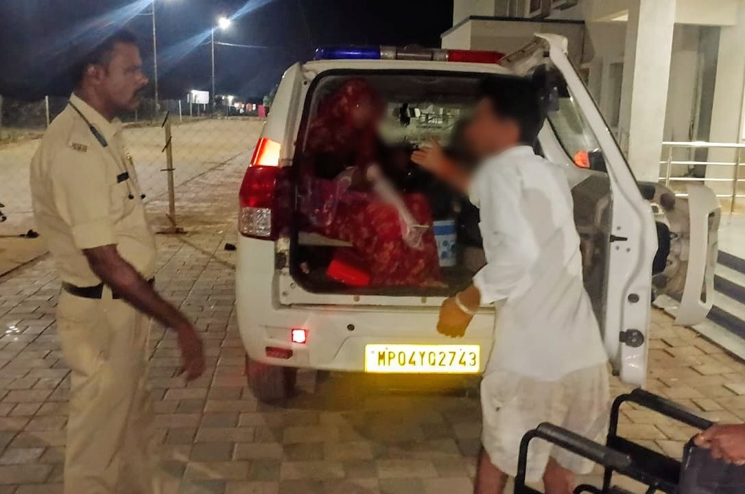 सागर के थाना बंडा क्षेत्र में देर रात्रि सड़क दुर्घटना में घायल हुए दम्पति एवं 04 माह की बच्ची को, डायल-112 जवानों ने पहुँचाया अस्पताल। 