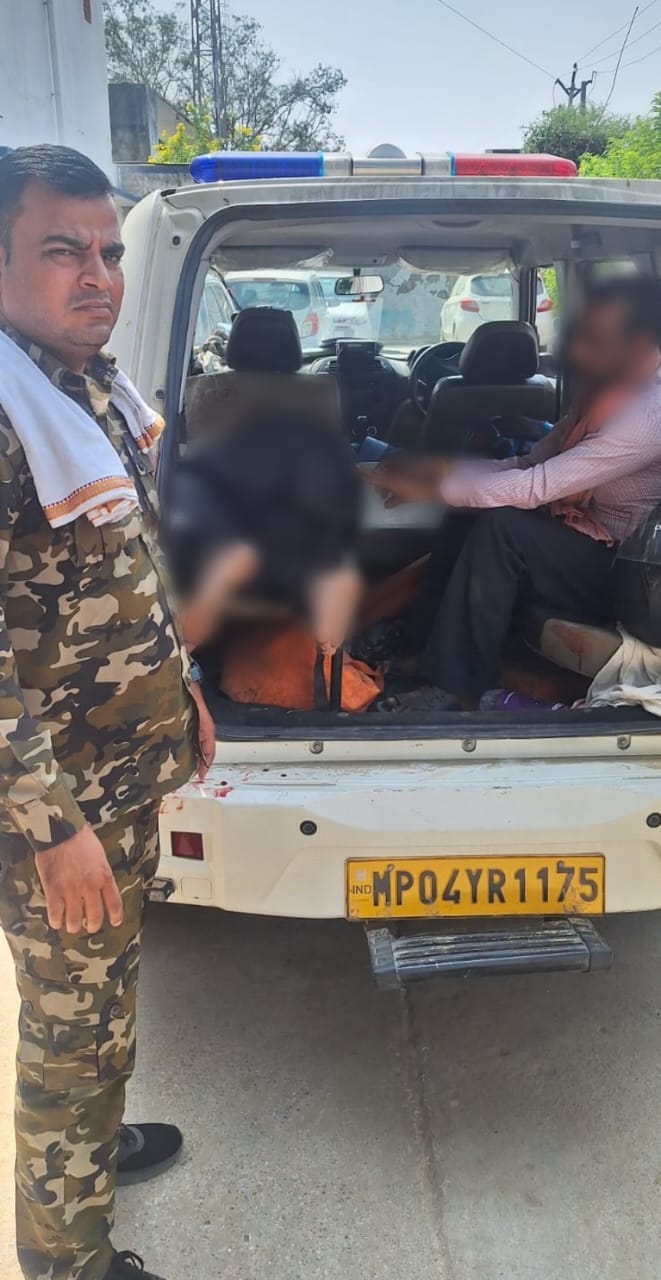 मुरैना के थाना नूराबाद क्षेत्र में मोटर साइकिल सवार को अज्ञात वाहन ने मारी टक्कर, गंभीर रूप से घायल व्यक्ति को डायल-112 जवानों ने एफ आर व्ही वाहन से पहुँचाया अस्पताल।