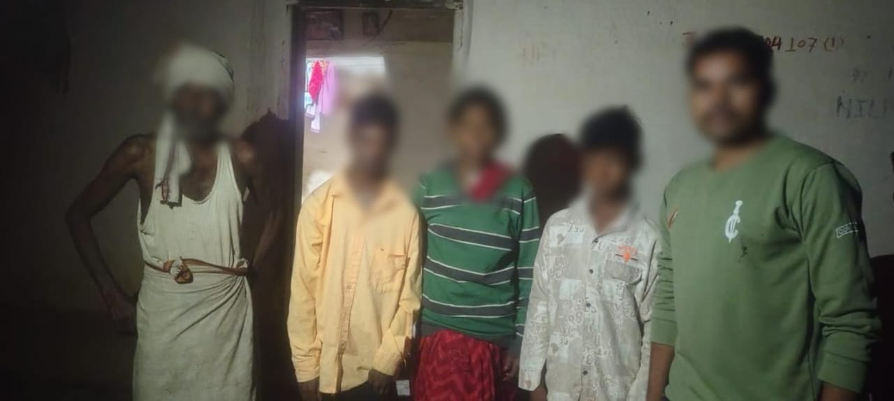 बालाघाट के थाना मलाजखंड क्षेत्र में मध्यरात्रि में झांकी देखने निकले 02 किशोर स्थानीय जानकारी के आभाव में घर की राह भटके, डायल-112 जवानों ने एफआरव्ही वाहन से सुरक्षित घर छोड़ा।
