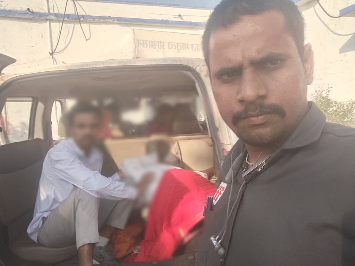 टीकमगढ़ के थाना कुड़ीला क्षेत्र में दो मोटर साईकिल की टक्कर में घायल हुए 03 व्यक्तियों को, डायल-112 जवानों ने एफ़ आर व्ही वाहन से पहुँचाया अस्पताल।
