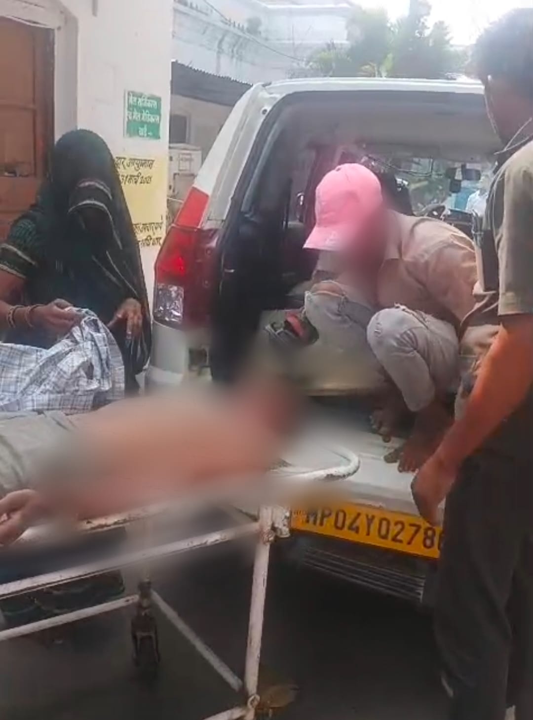 धार के थाना तिरला क्षेत्र में अज्ञातकारणों से अवसादग्रस्त 40 वर्षीय युवक फाँसी का फंदा लगाने के प्रयास में हुआ घायल,डायल-112 जवानों ने पहुँचाया अस्पताल। 