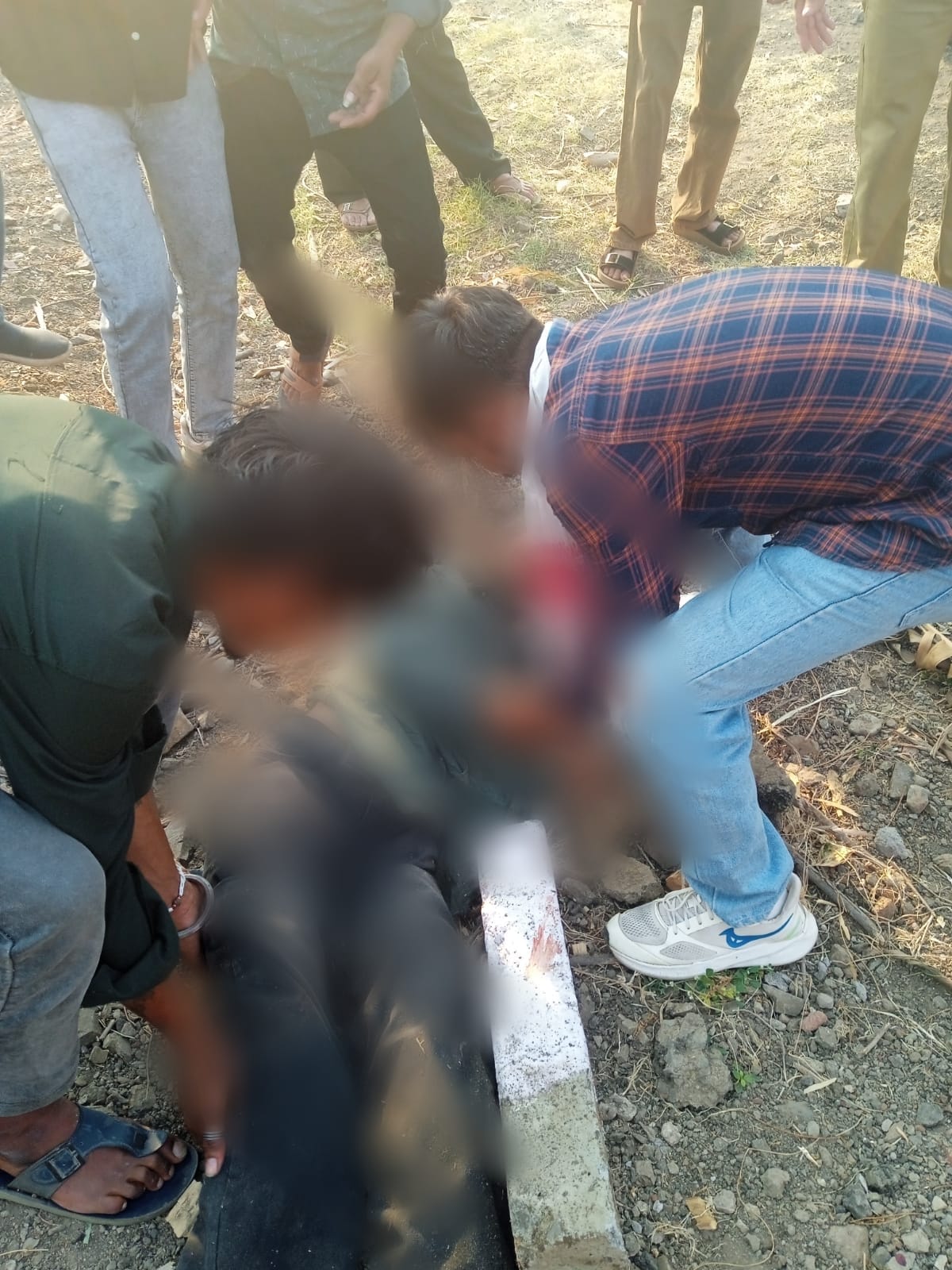 धार जिले थाना कुक्षी क्षेत्र में मोटर साइकिल सवार को अज्ञात वाहन ने मारी टक्कर, गंभीर रूप से घायल 20 वर्षीय युवक को डायल-112 जवानों ने एफ आर व्ही वाहन से पहुँचाया अस्पताल।