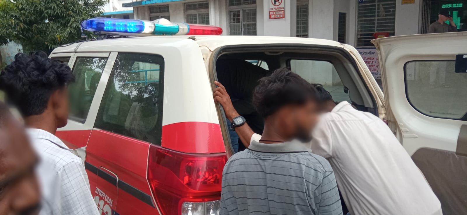 मैहर जिले  के थाना अमदरा क्षेत्र में सड़क दुर्घटना में घायल हुए 02 व्यक्तियों  को, डायल-112 जवानों ने तत्परता से पहुँचाया अस्पताल। 