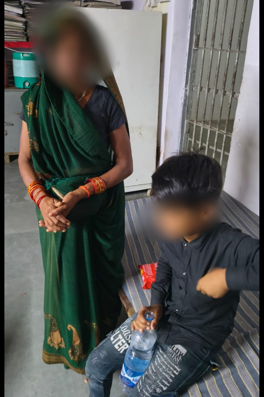 टीकमगढ़ के थाना कोतवाली क्षेत्र में घर से निकलकर रास्ता भटका 08 वर्षीय बालक, डायल-112 जवानो ं ने परिजन से मिलाया।