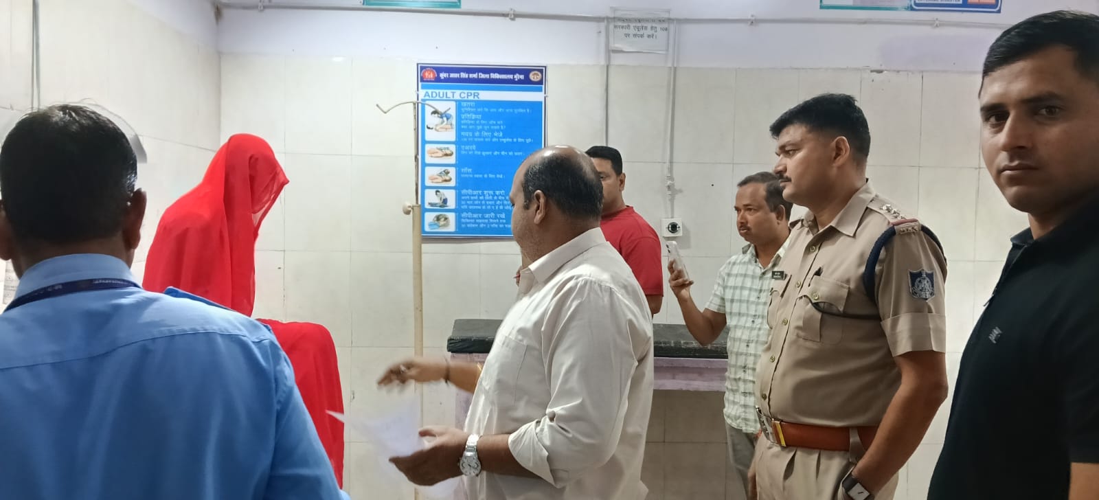 मुरैना जिले के थाना स्टेशन रोड क्षेत्र में अज्ञातकारणों से अवसादग्रस्त 26 वर्षीय महिला ने किया जहरीले पदार्थ का सेवन, डायल-112 जवानो ं ने एफ आर व्ही वाहन से पहुँचाया अस्पताल ।