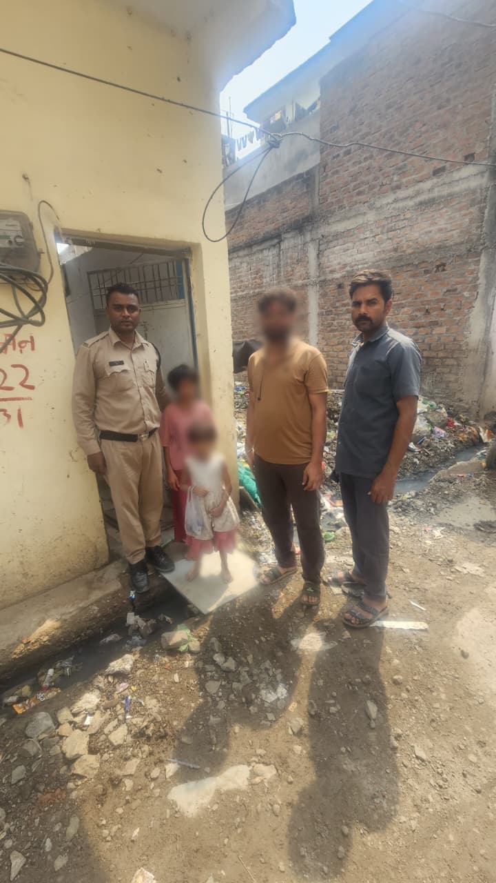 धार के थाना पीथमपुर क्षेत्र में घर की राह भटकी 04-05 वर्षीय बालिका, डायल-112 जवानो ं ने परिजनो ं से मिलाया।