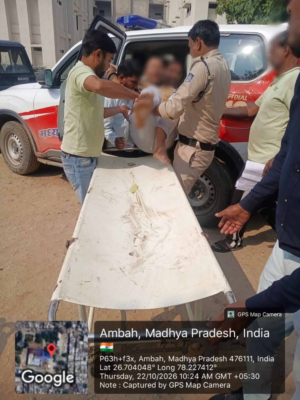 मुरैना के थाना अम्बाह क्षेत्र में ट्रैक्टर और मोटर साईकिल की टक्कर में गंभीर रूप से घायल व्यक्ति को, डायल-112 जवानों ने एफ आर व्ही वाहन से पहुँचाया अस्पताल
