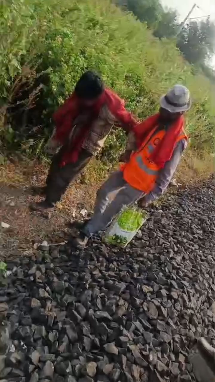 नर्मदापुरम के थाना कोतवाली क्षेत्र में ट्रेन की चपेट में आने से घायल हुए 40 वर्षीय व्यक्ति को, डायल-112 जवानों ने पहुँचाया अस्पताल। 