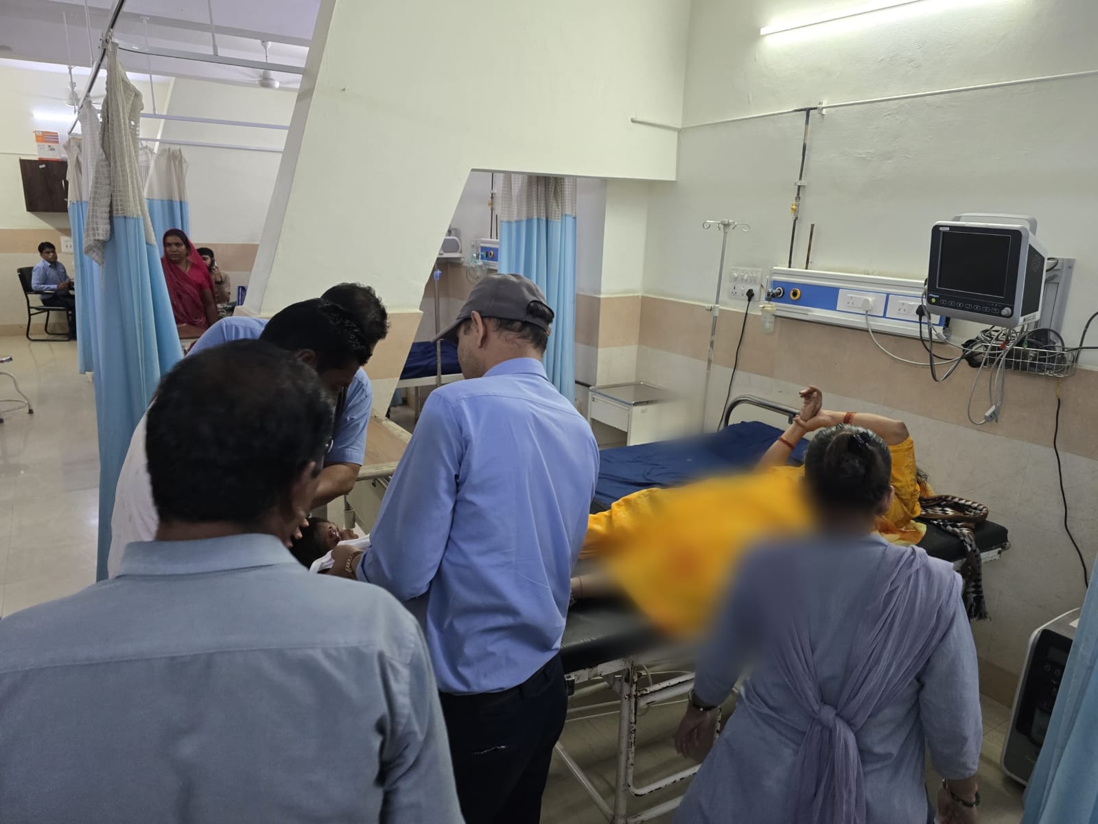 उज्जैन जिले थाना नागदा  क्षेत्र में ट्रक की टक्कर से मोटर साइकिल सवार 4 वर्षीय बच्चे सहित दम्पति हुए घायल, डायल-112 जवानों ने अस्पताल पहुँचाया।