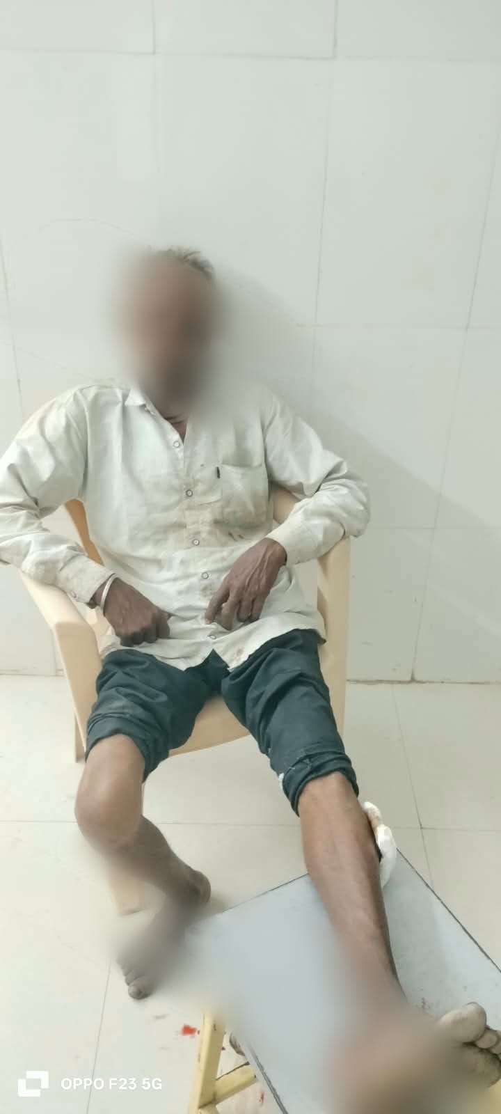 खरगौन जिले  के थाना  बेड़िया क्षेत्र रोड किनारे बैठे व्यक्ति को मोटरसाइकिल सवार ने मारी टक्कर, दुर्घटना में घायल 3 वर्षीय बालक सहित  03 व्यक्तियों  को डायल-112 जवानों ने पहुँचाया अस्पताल।